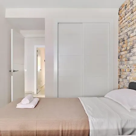 нова в центрі з басейном та паркінгом Apartmán