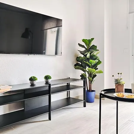 Apartment нова в центрі з басейном та паркінгом