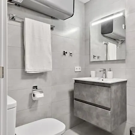 нова в центрі з басейном та паркінгом *