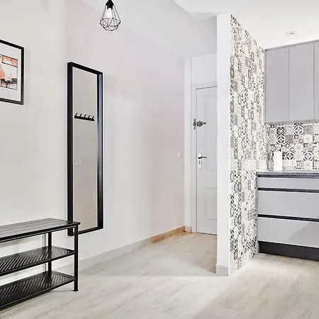 нова в центрі з басейном та паркінгом *