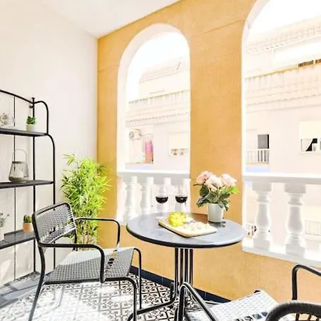 нова в центрі з басейном та паркінгом トレビエハ