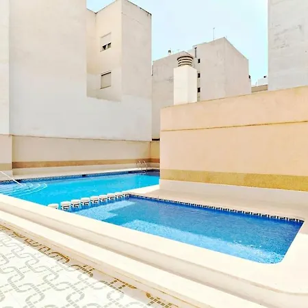 нова в центрі з басейном та паркінгом *