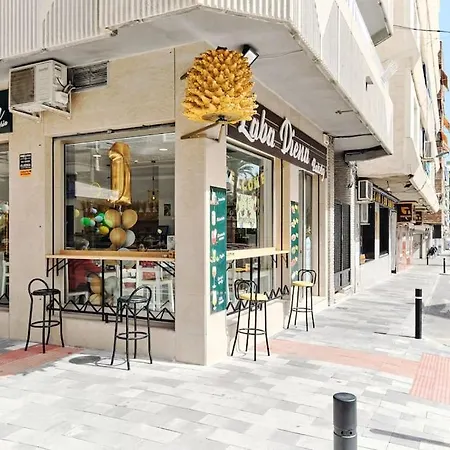 нова в центрі з басейном та паркінгом