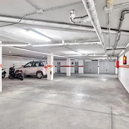 Appartement нова в центрі з басейном та паркінгом