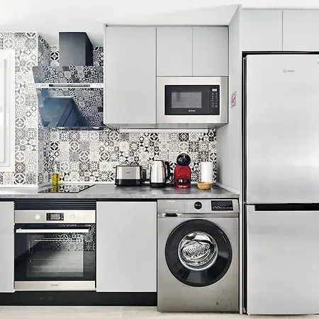 Appartement нова в центрі з басейном та паркінгом