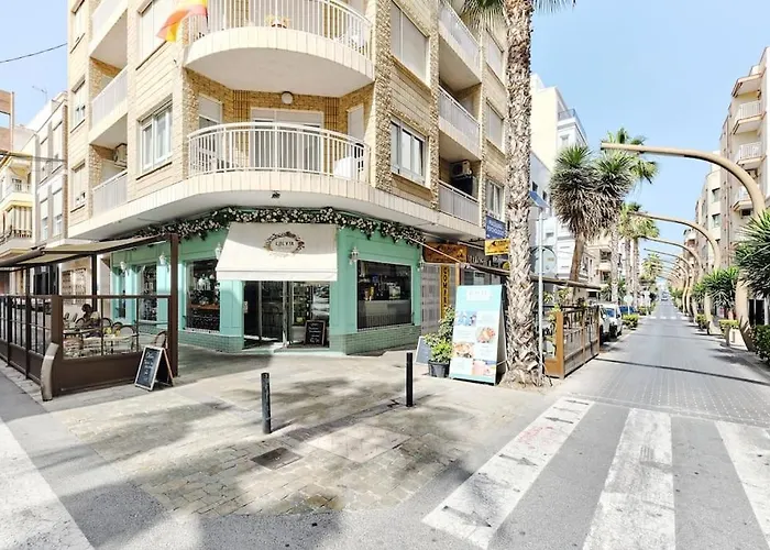 нова в центрі з басейном та паркінгом Torrevieja